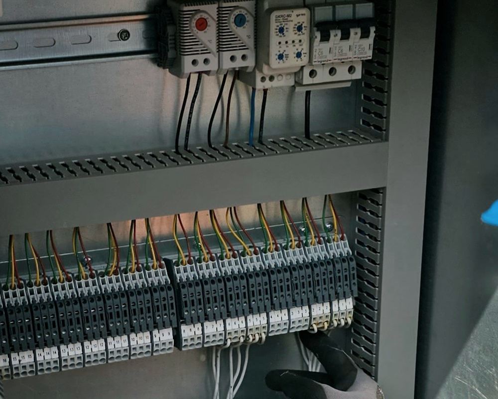 Numbered terminal rails and terminated conductors inside a distribution cabinet